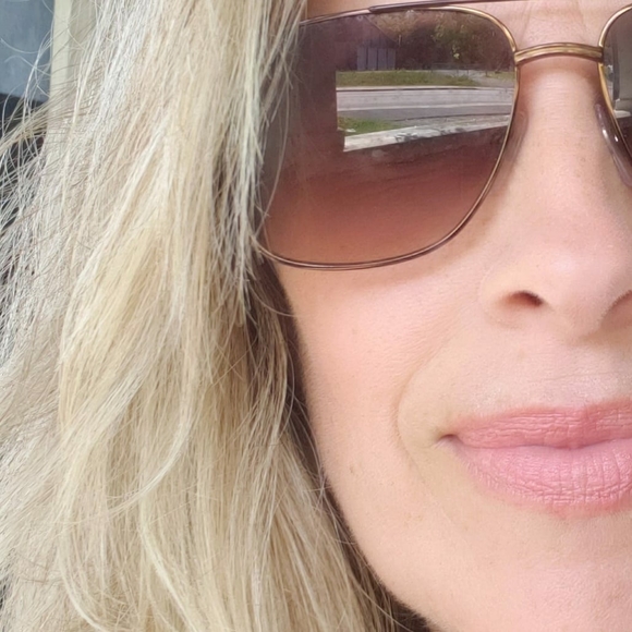 Meet your Posher, Krista - Picture 2 of 2